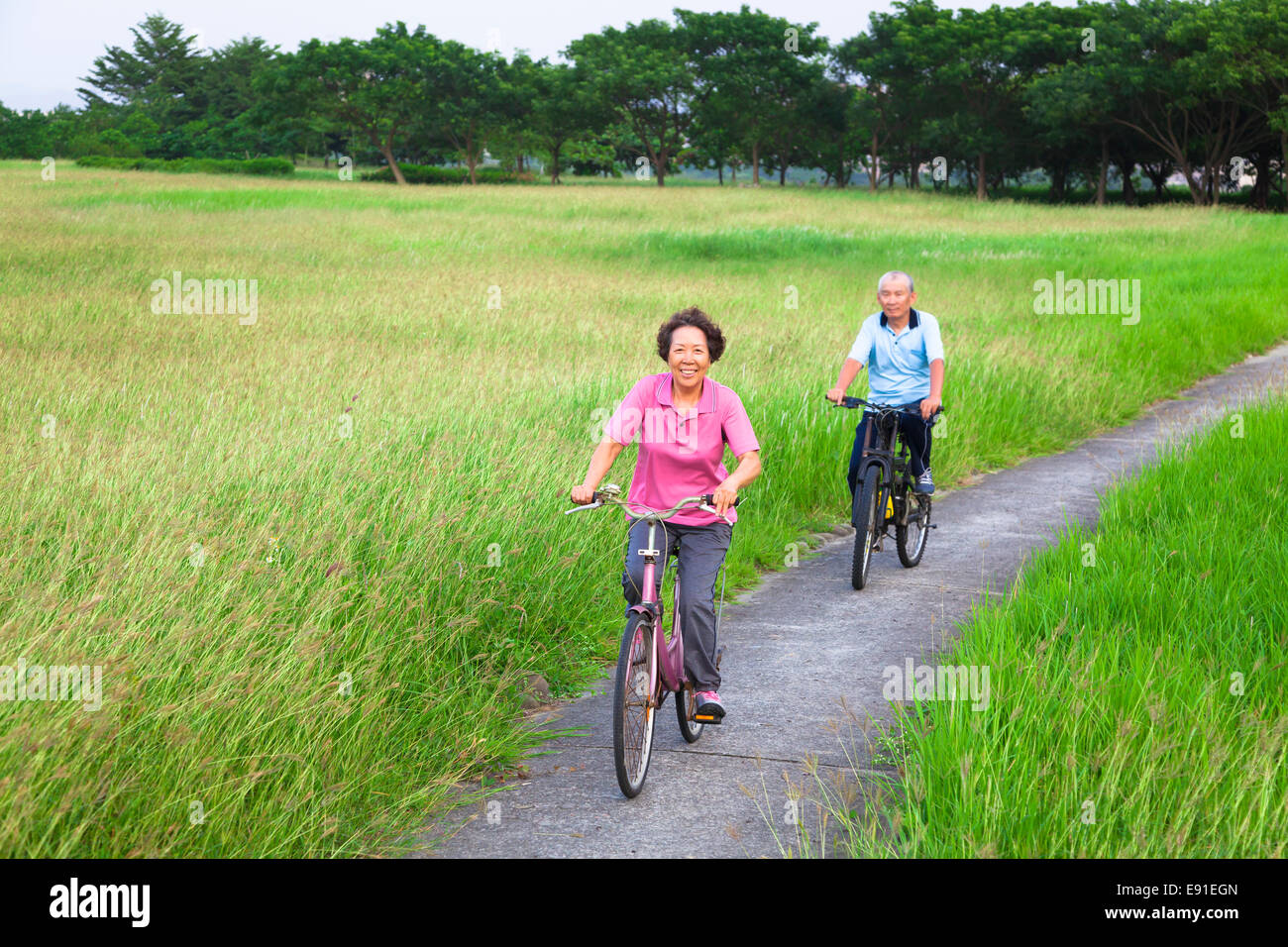 Happy asian seniors couple cycliste dans le parc.la retraite et Vie saine notion Banque D'Images