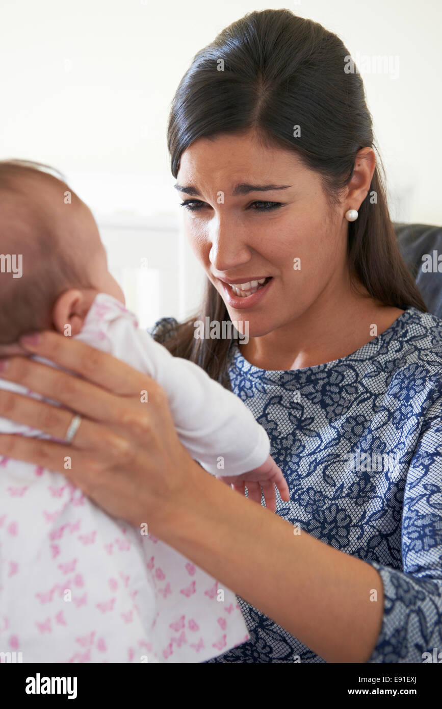 Mère frustrée souffrant de dépression post-natale Banque D'Images