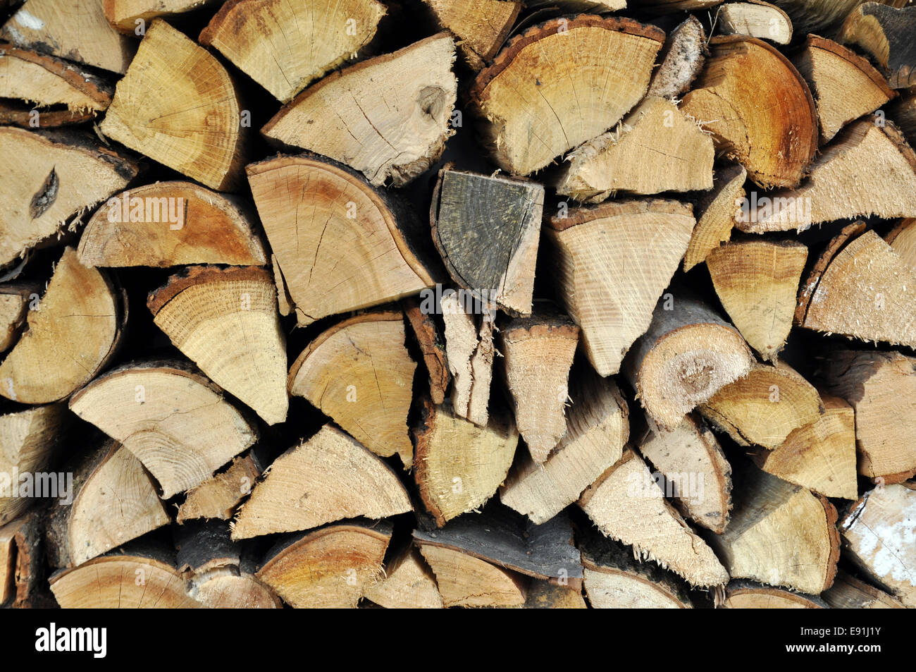 Sciage empilées pour être utilisé comme bois de chauffage Banque D'Images