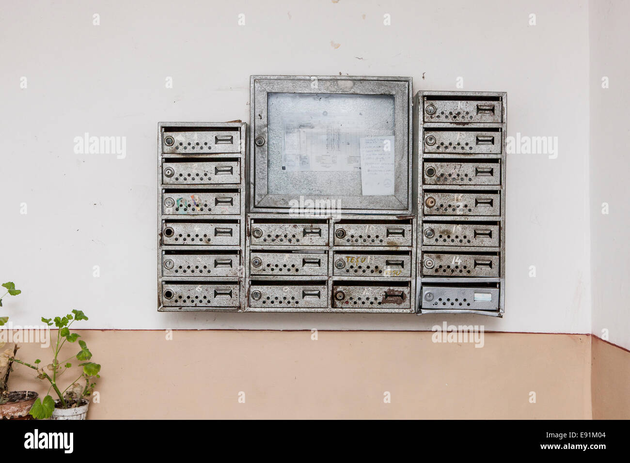 Une boîte aux lettre système de collecte des studios ou appartements dans un édifice de style communiste Banque D'Images