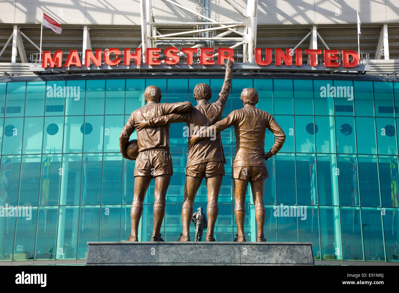 Old Trafford, Manchester, Greater Manchester, Angleterre. United Trinity à l'extérieur de la statue du stade de football de Manchester United. Banque D'Images