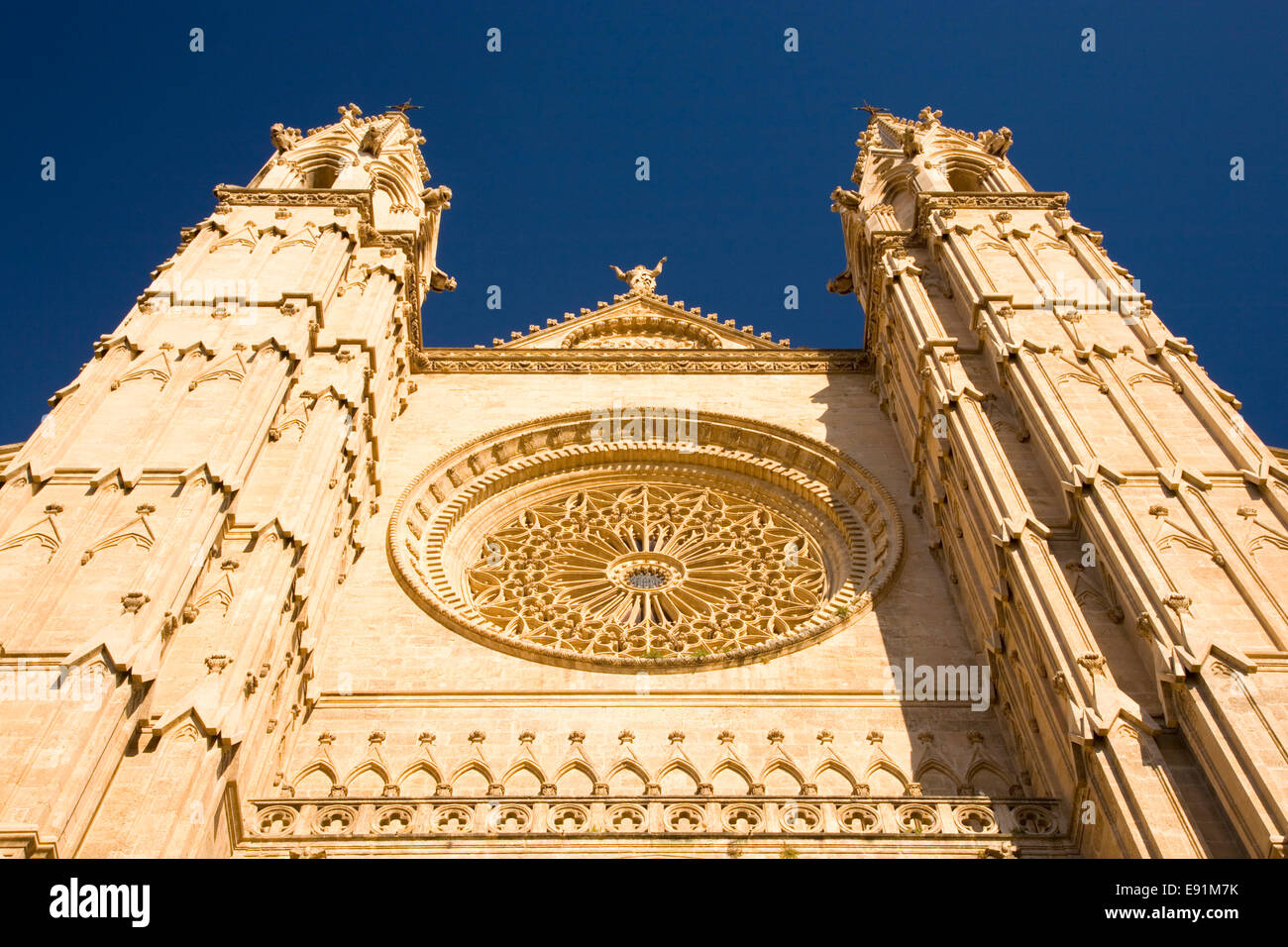 Palma de Mallorca, Majorque, Iles Baléares, Espagne. Avant de l'ouest de la cathédrale, La Seu, éclairé par le soleil du soir. Banque D'Images
