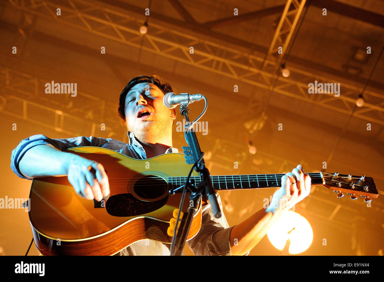 Barcelone, Espagne - 20 mars : Marcus Mumford, frontman de Mumford and Sons, bande fonctionne à Sant Jordi Club. Banque D'Images