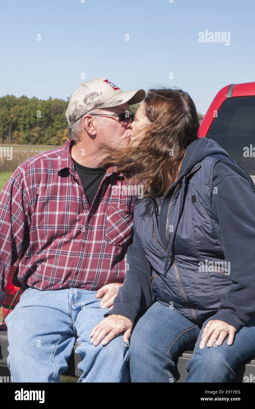 L'homme et la femme mature à baiser Banque D'Images