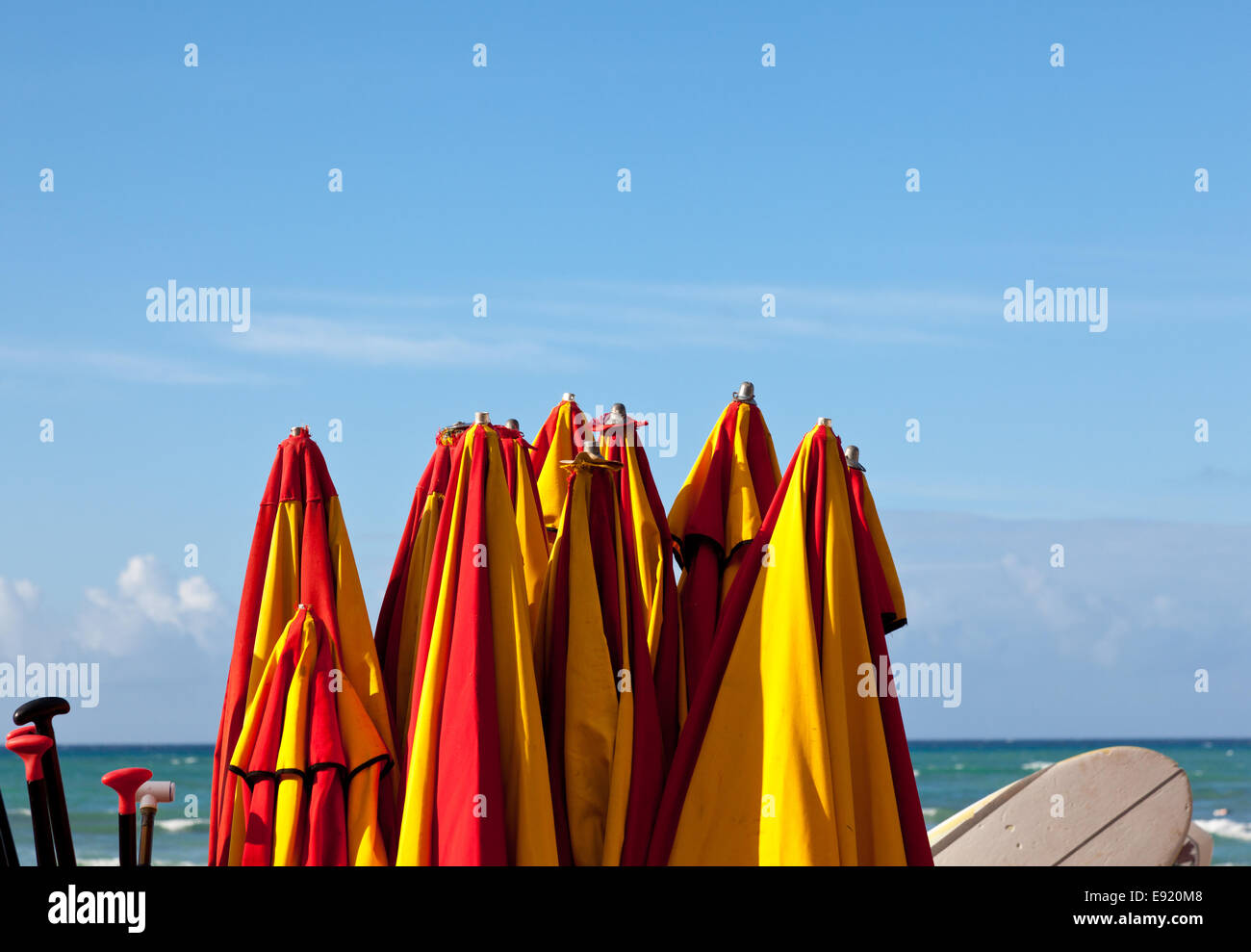 Attaché parasols de plage de seaside Banque D'Images