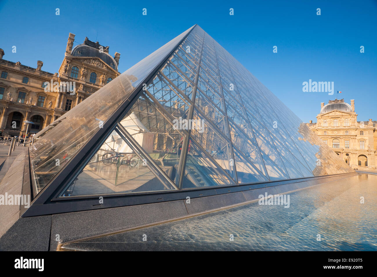 Pyramide du Louvre Fermer Banque D'Images