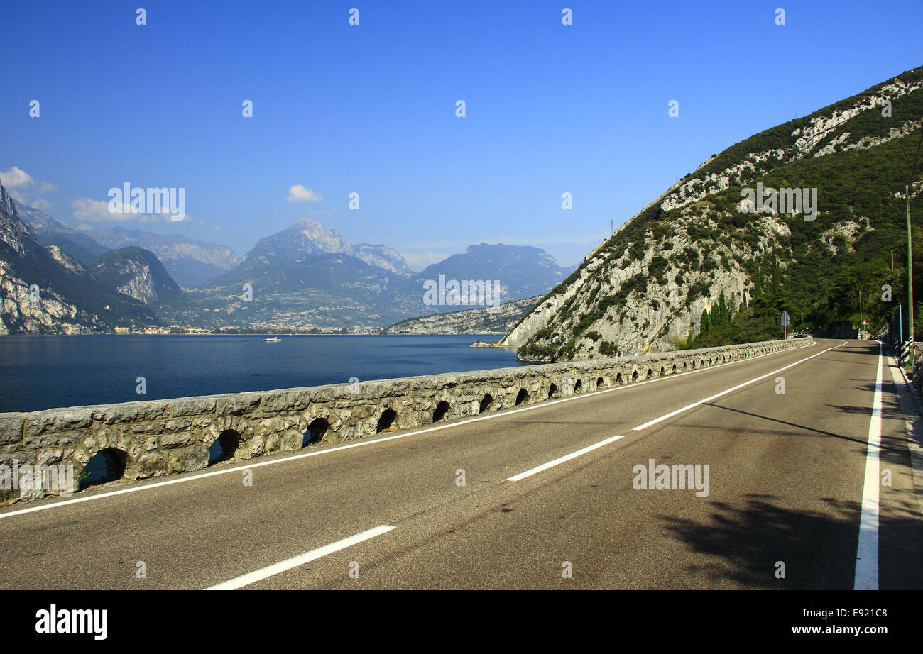 Rue sur le lac de Garde, Italie Banque D'Images