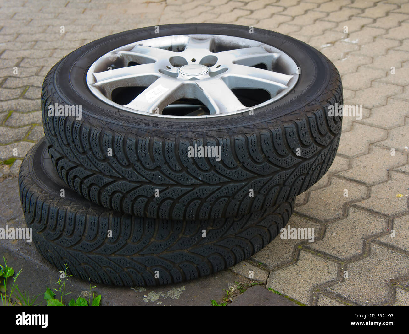 Deux disques avec de vieux pneus usés Banque D'Images