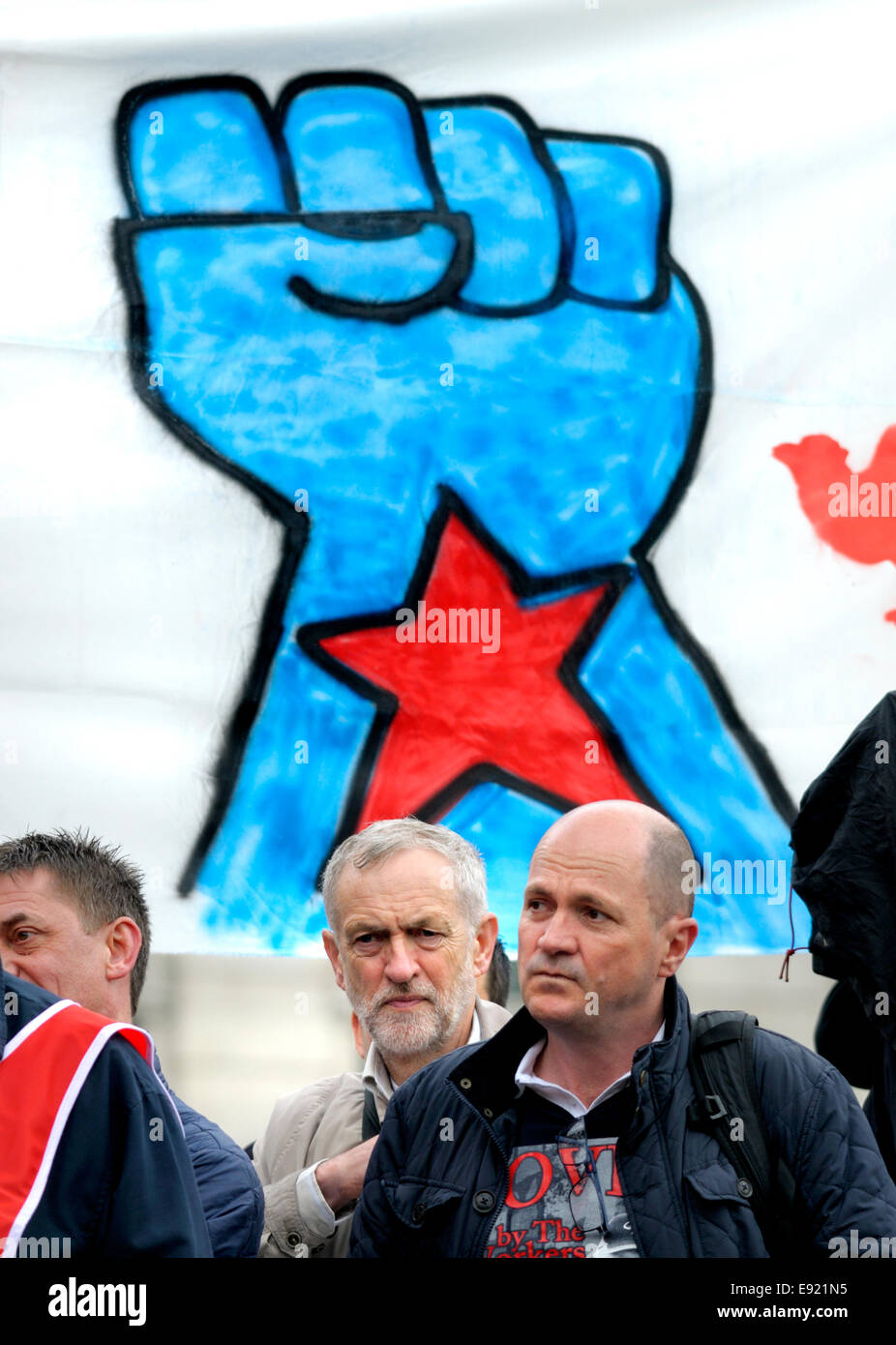 MP Jeremy Corbyn (main-d'Islington (Nord) au premier mai à Trafalgar Square, Londres, 2014 Banque D'Images