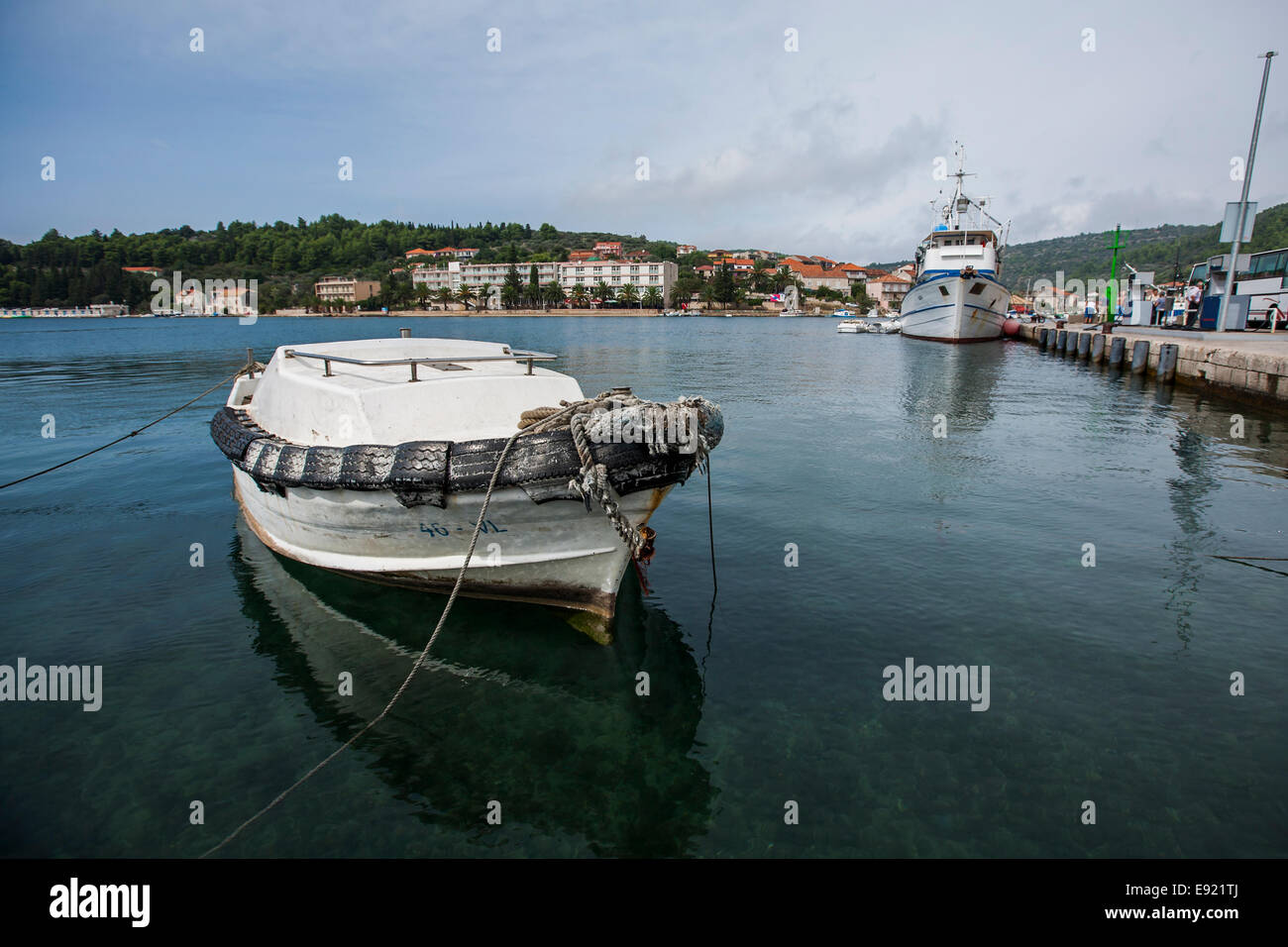 Bateau blanc amarré dans le port de Vela Luka, sur la mer Adriatique, la Croatie, l'Europe 2014 Banque D'Images