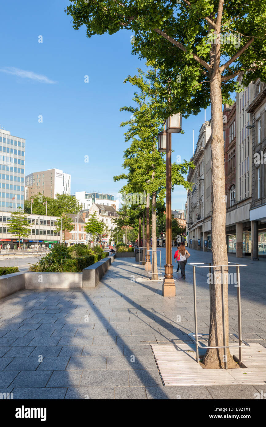 Voir tôt le matin en été le long d'une ligne longue, sur le côté nord de la Place du Vieux Marché, Nottingham, England, UK Banque D'Images