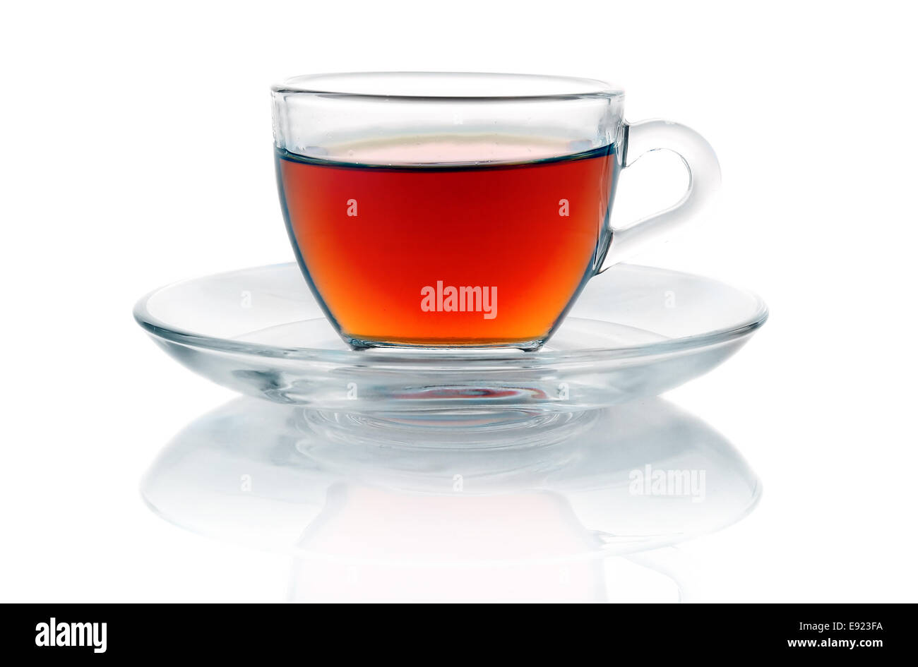 Tasse de thé noir chaud isolated on white Banque D'Images