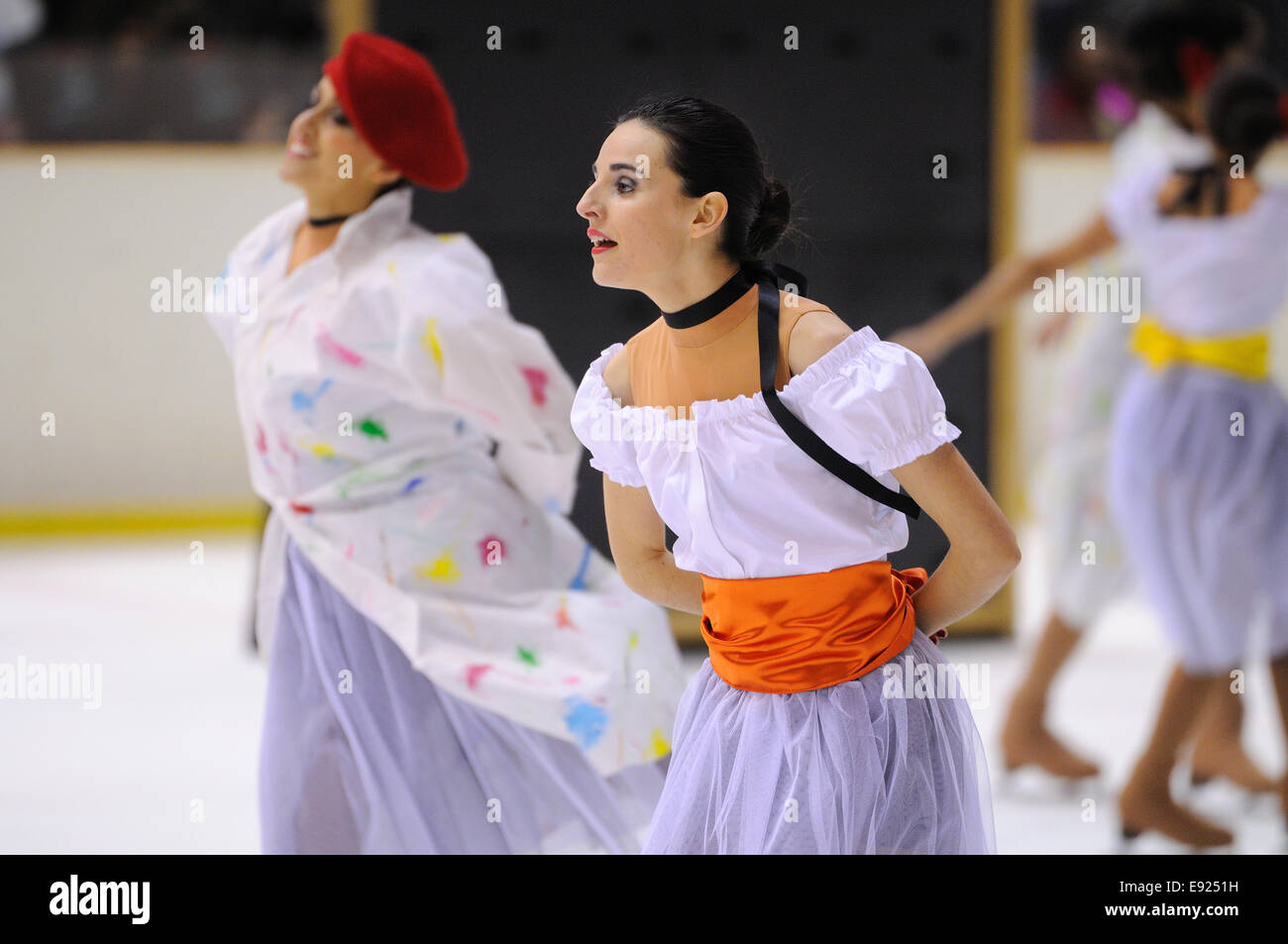 Barcelone - Mai 03 : jeune équipe d'une école de patinage sur glace effectue, déguisés en peintres, à la Coupe Internationale. Banque D'Images
