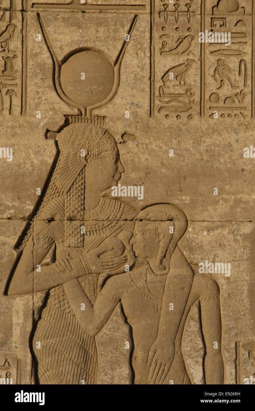 L'Égypte. Dendérah. Complexe du Temple. Maison natale de Romain Mammisi. Déesse Hathor allaitant son fils. Le soulagement. Banque D'Images