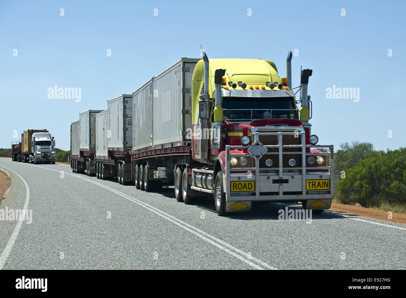 Road train truck in the outback Banque de photographies et d’images à ...