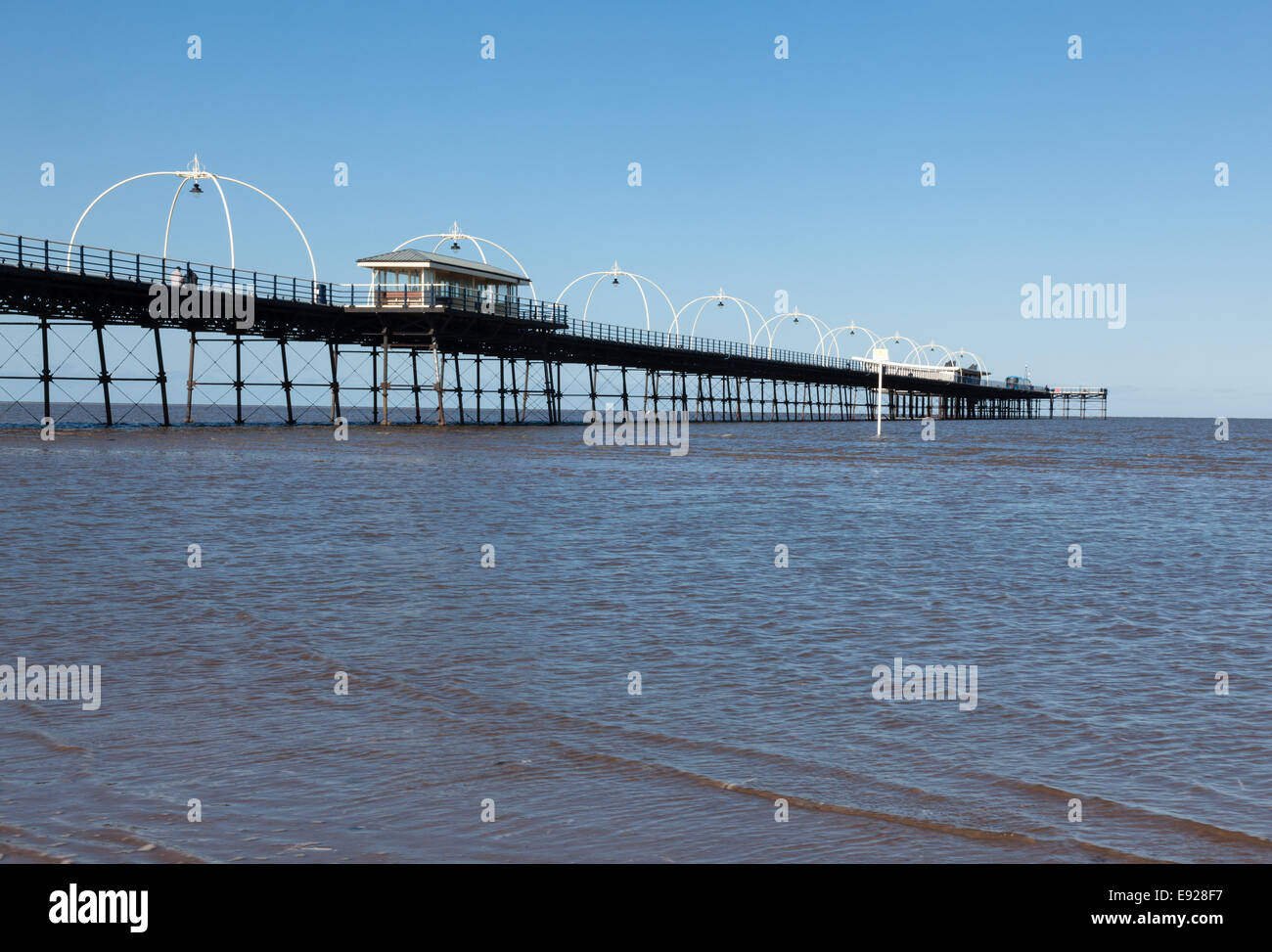 La marée haute à la jetée de Southport en Angleterre Banque D'Images