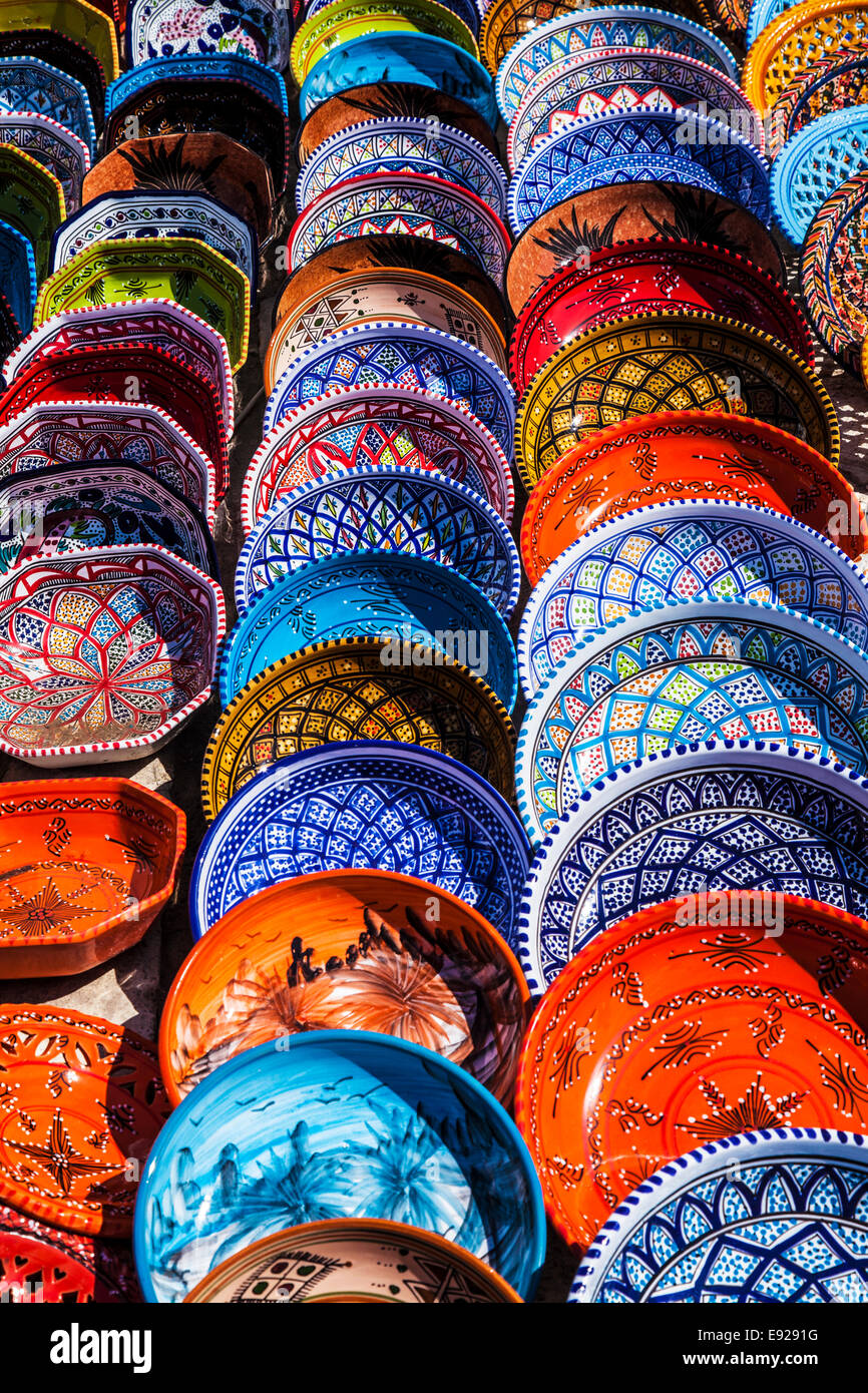 Céramique tunisienne souvenirs affichée sur le terrain à Port el Kantoui en Tunisie. Banque D'Images