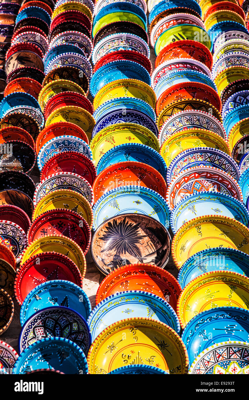 Céramique tunisienne souvenirs affichée sur le terrain à Port el Kantoui en Tunisie. Banque D'Images