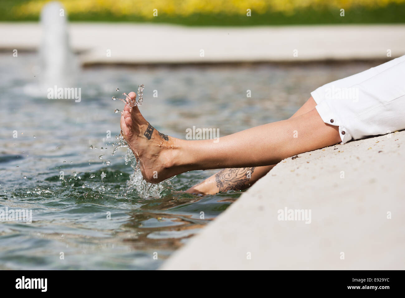 Les palettes femme avec les pieds dans l'eau Photo Stock - Alamy