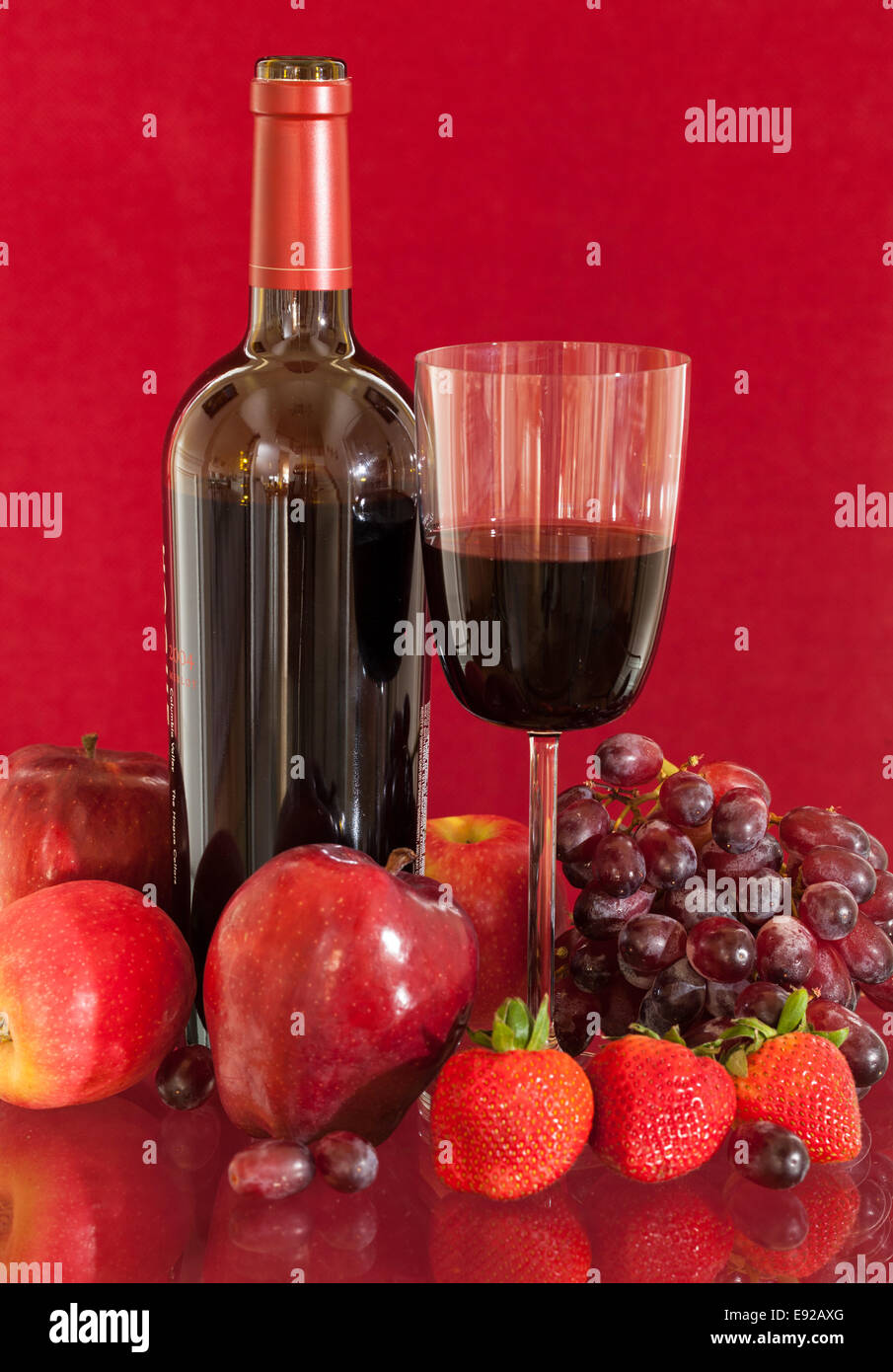 Bouteille de vin rouge et de fruits avec du verre Banque D'Images