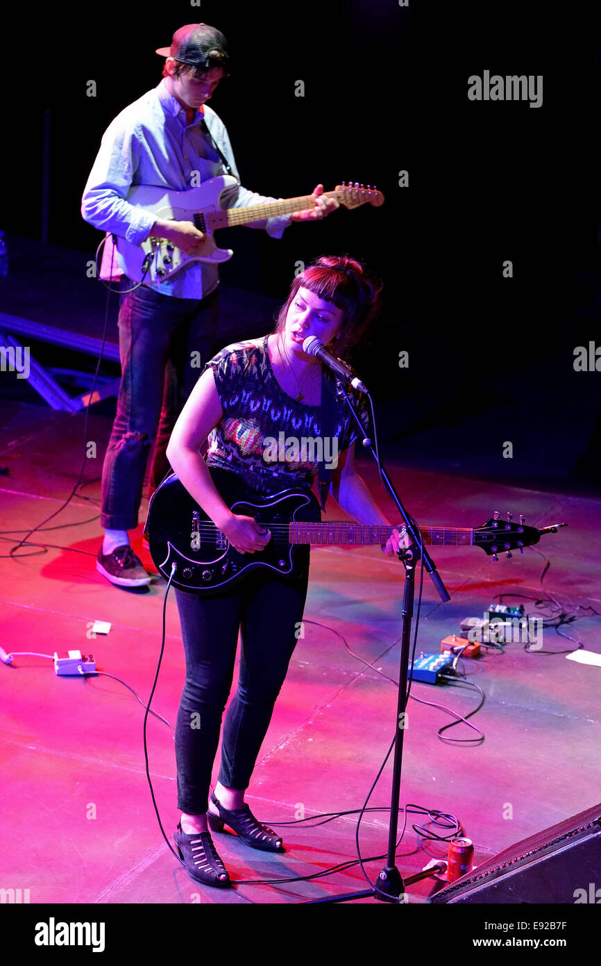 BARCELONA - 30 MAI : Angel Olsen (American folk et pop rock le chanteur et guitariste soulevées dans le Missouri) en concert. Banque D'Images