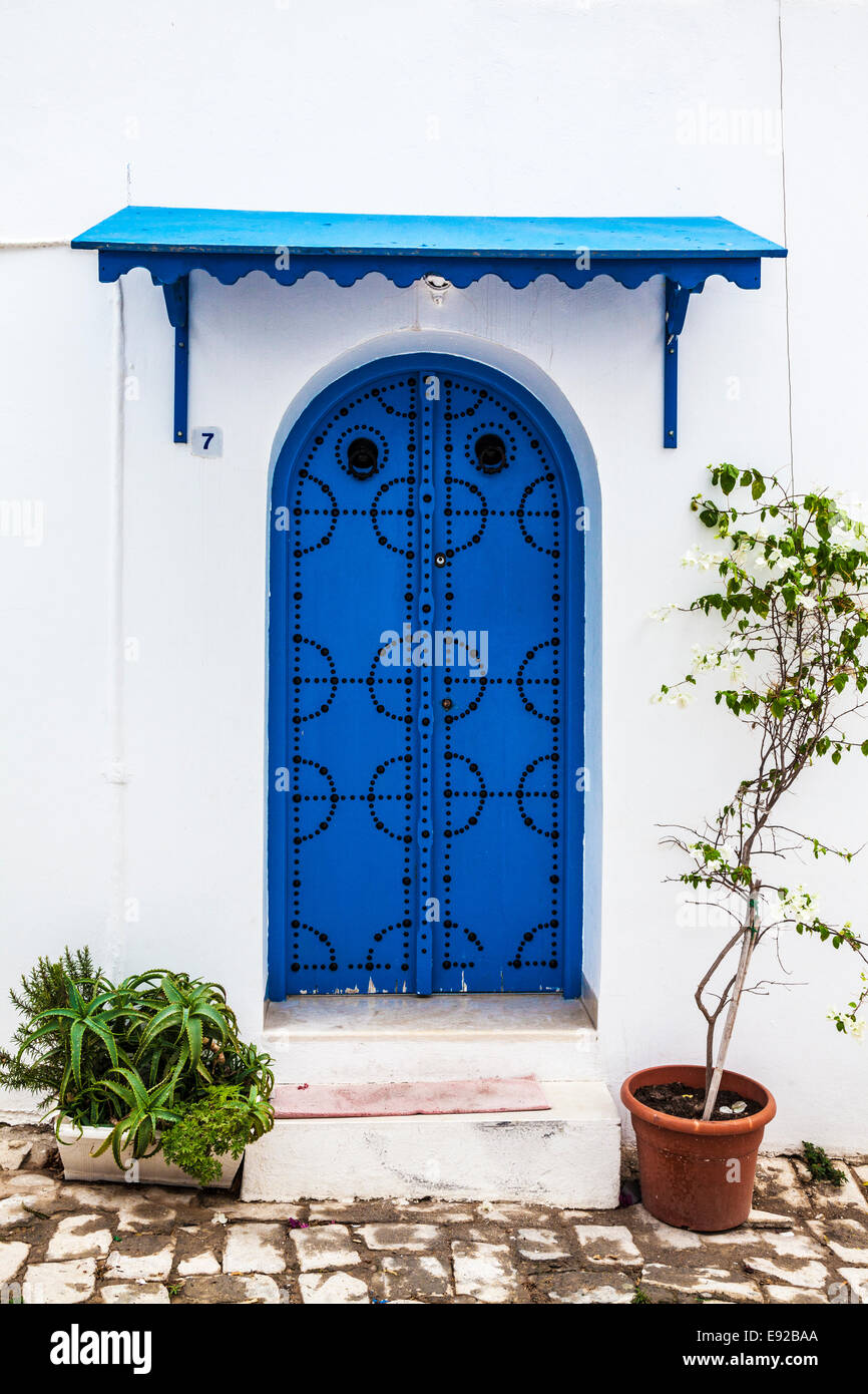Un bleu typique, porte en bois cloutée à Sidi Bou Said, Tunisie. Banque D'Images