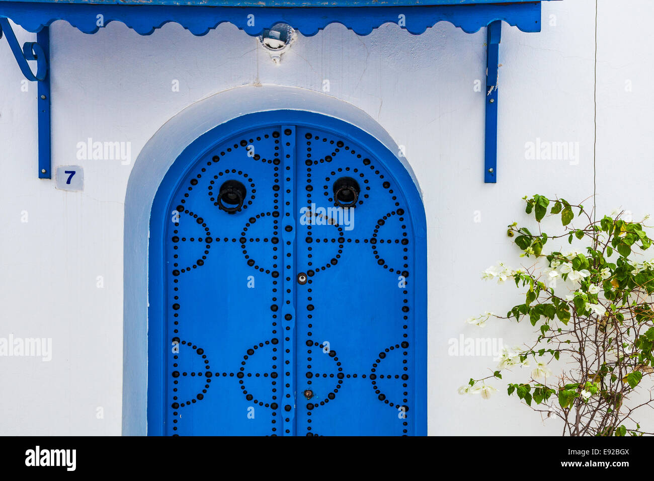 Un Bleu Typique Porte En Bois Cloutée à Sidi Bou Said