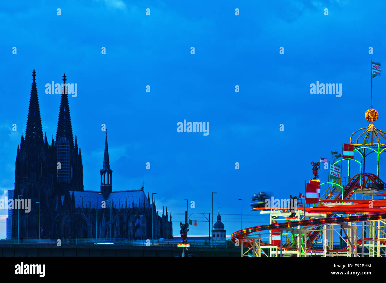 La cathédrale de Cologne et de fête foraine Banque D'Images