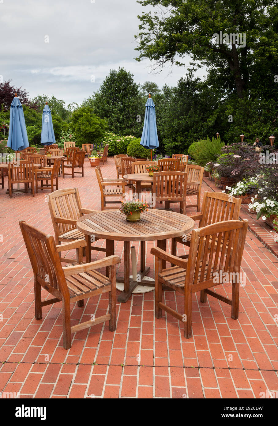 Tables et chaises de jardin en teck sur pont de briques Banque D'Images
