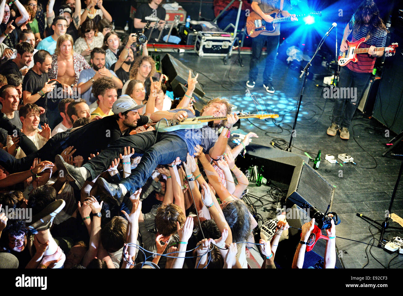 BARCELONA - 30 mai : Le guitariste de Ty Segall Band (Bande) effectue au-dessus des spectateurs (crowd surfing ou mosh pit) Banque D'Images