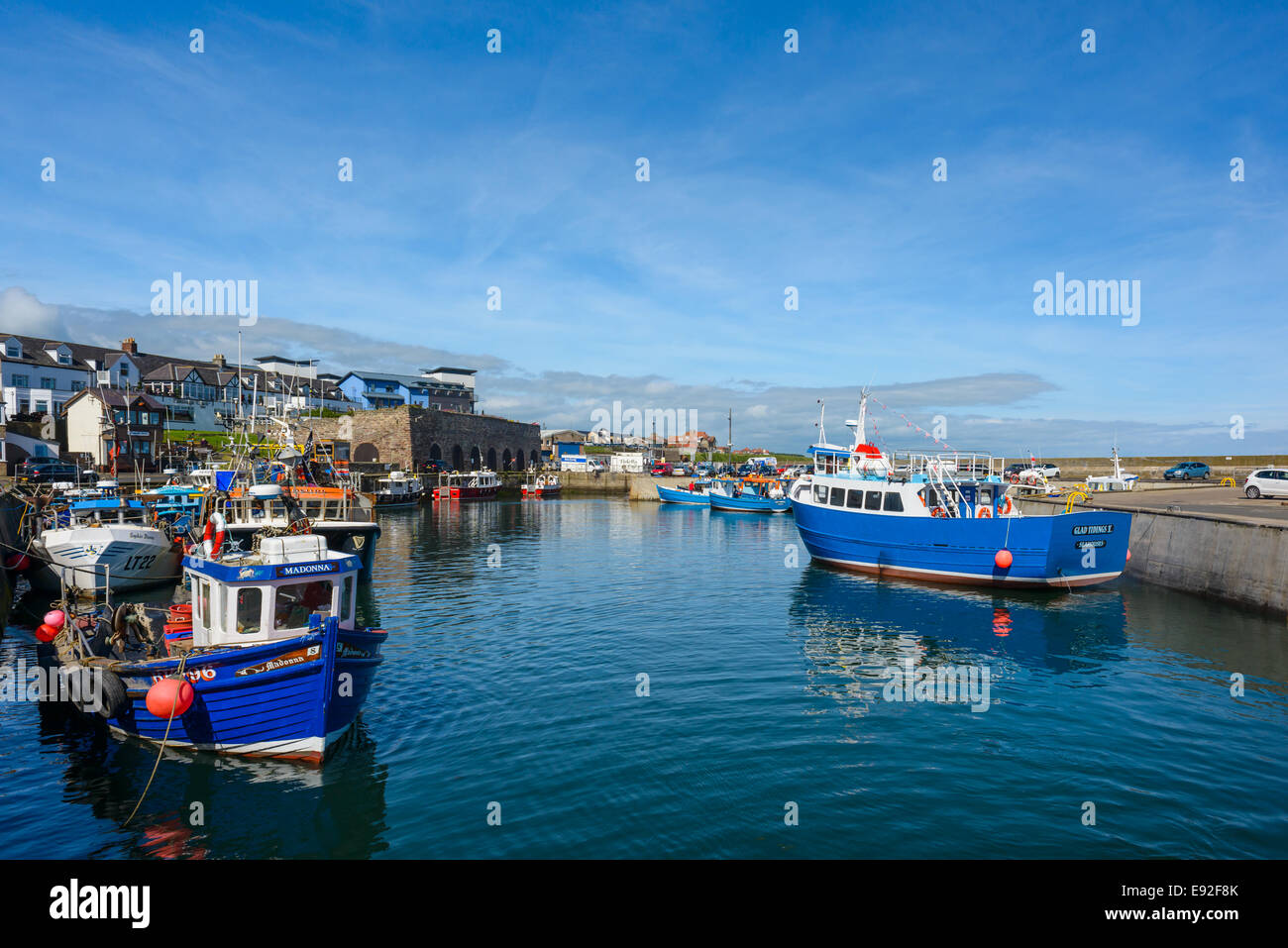 Port de Seahouses sur Northumberland une belle journée claire avec une mer calme et bateaux amarrés aux quais jetées. Banque D'Images