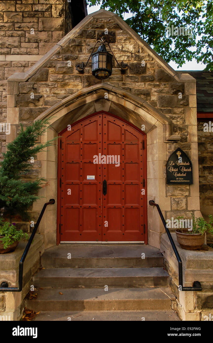 La porte rouge est une entrée de la cathédrale Christ Church d'Ottawa Ontario Canada. Banque D'Images