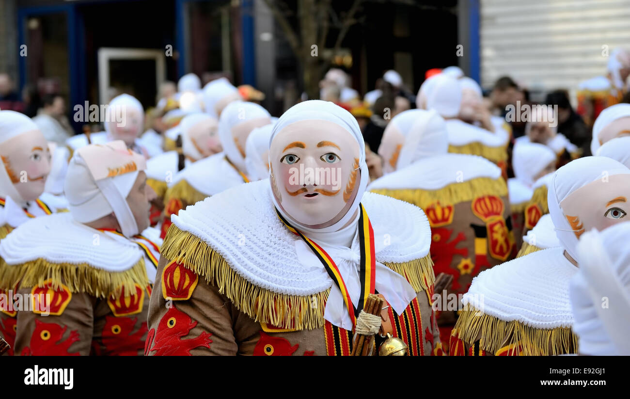 NIVELLES, BELGIQUE - 09 mars 2014 : Gilles de Binche en masques traditionnels participent au défilé du carnaval annuel à Nivelles. Banque D'Images