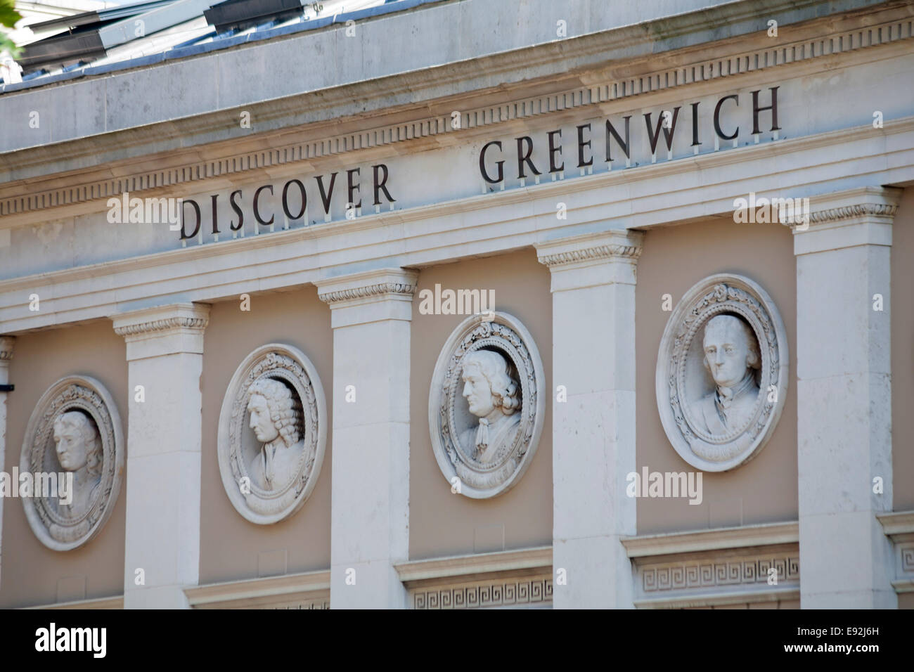 Portraits de Blake Rodney Sandwich Benbow sur façade de bâtiment du centre de visiteurs de découvrir Greenwich à Greenwich, Londres Banque D'Images