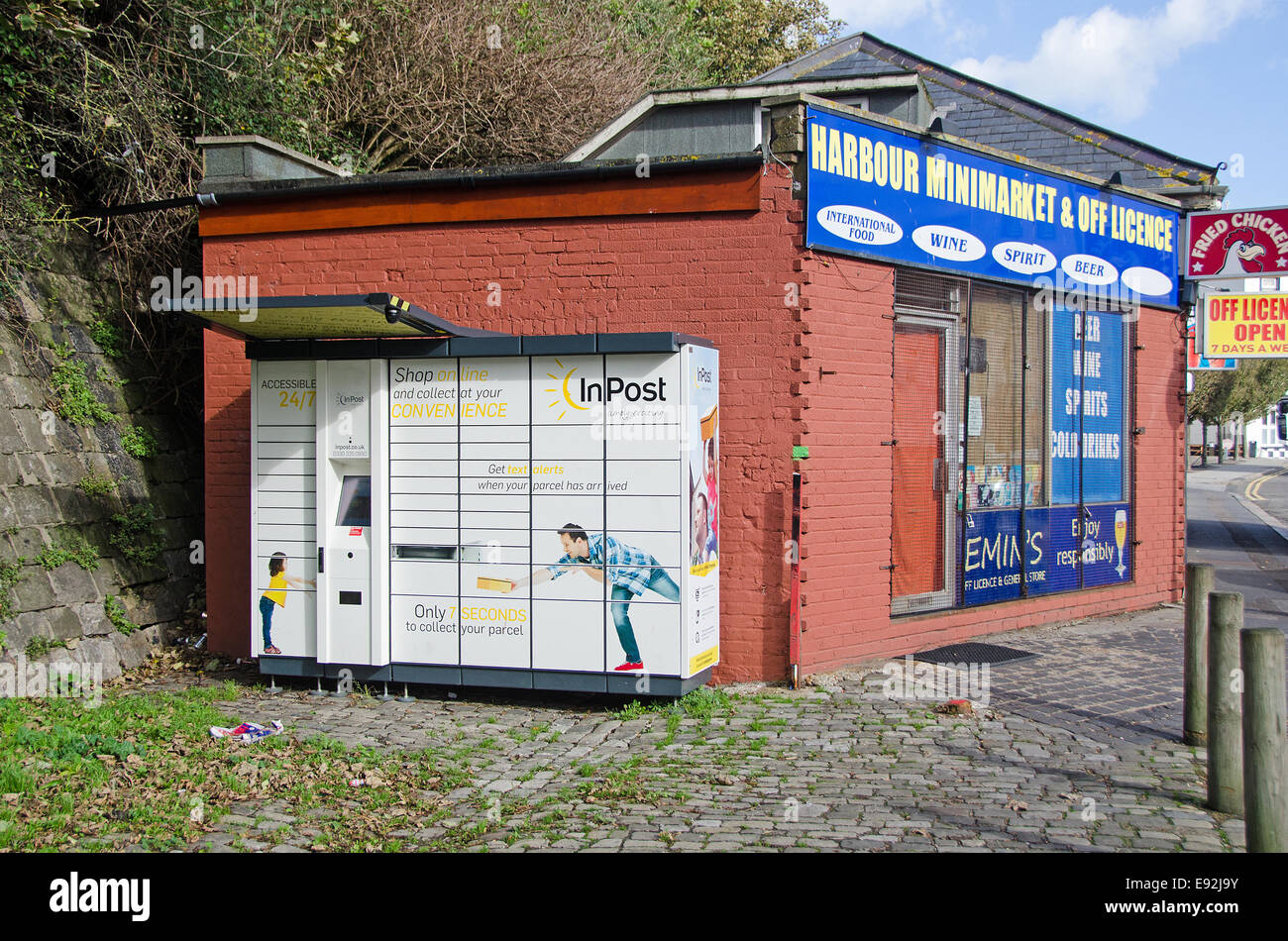 Un InPost cliquer et collecter des colis le casier à Folkestone, Kent, UK. Une alternative à la livraison à domicile pour les achats en ligne. Banque D'Images