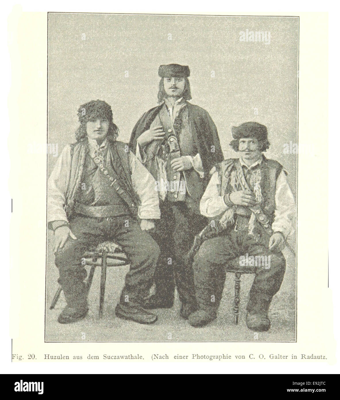 Une illustration vintage et une carte croquis représentant le peuple Huzulen de la région de Suczawathale, une région historique d'Europe de l'est connue pour sa culture et sa géographie uniques. L'image capture le paysage local, les gens et l'environnement. Banque D'Images