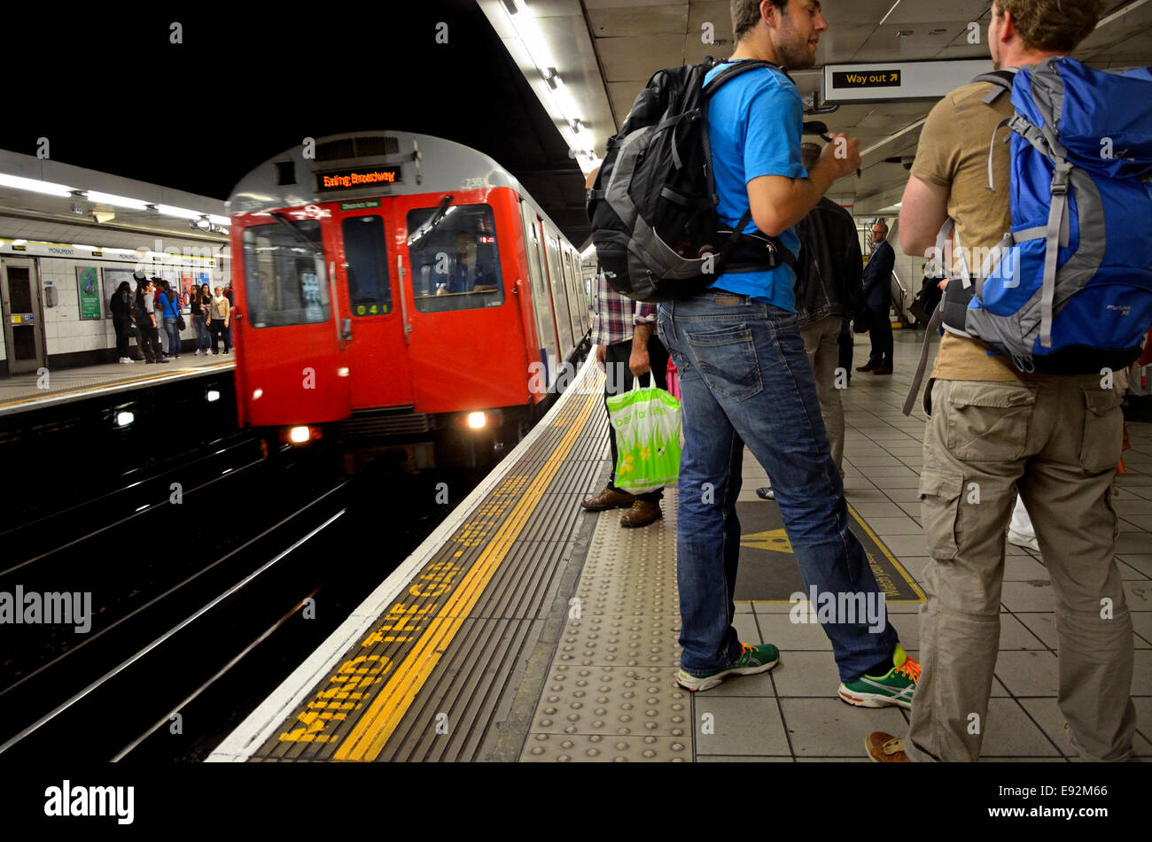 Londres, Angleterre, Royaume-Uni. Voyageurs avec des sacs à dos dans une station de métro Banque D'Images