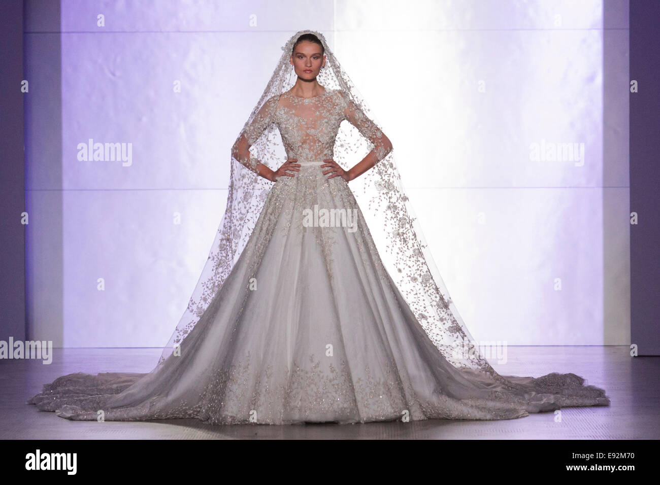 Robe de mariage, de mode in motion présente des designers défilé Ralph &  Russo au Raphael Galerie du V&A Photo Stock - Alamy