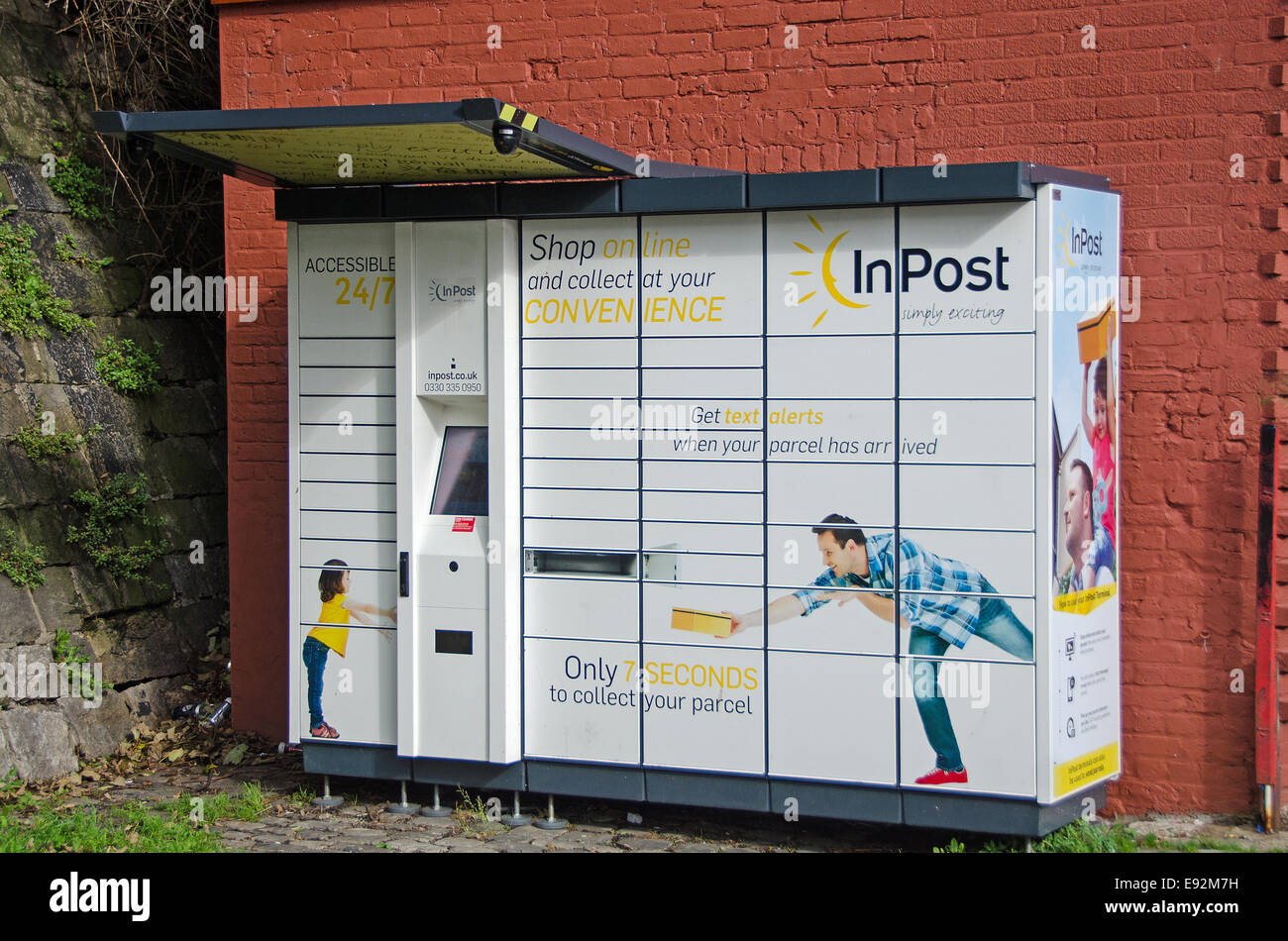 Un InPost cliquer et collecter des colis le casier à Folkestone, Kent, UK. Une alternative à la livraison à domicile pour les achats en ligne. Banque D'Images