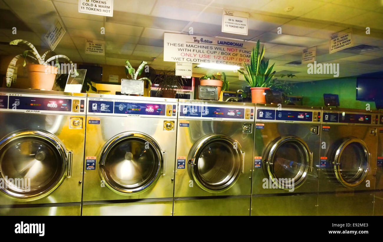 La laverie automatique la nuit Banque D'Images