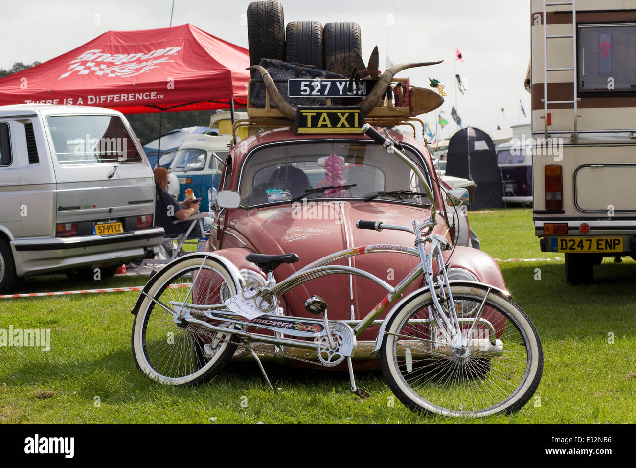 Volkswagen Beetle de rat sur un camping avec un Low rider location et le pneu de rechange Banque D'Images