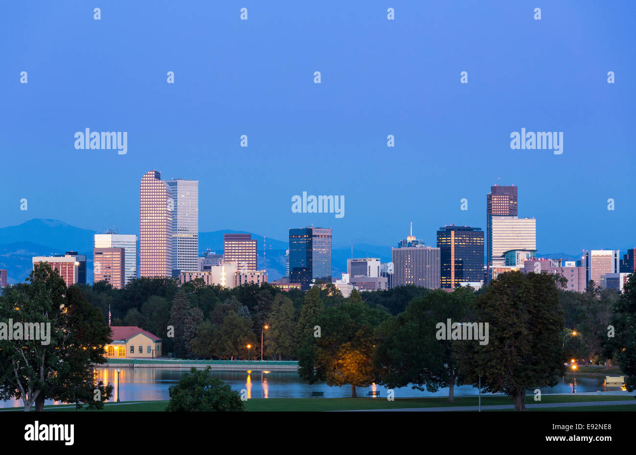 Denver Colorado skyline du Parc de la ville au crépuscule Banque D'Images