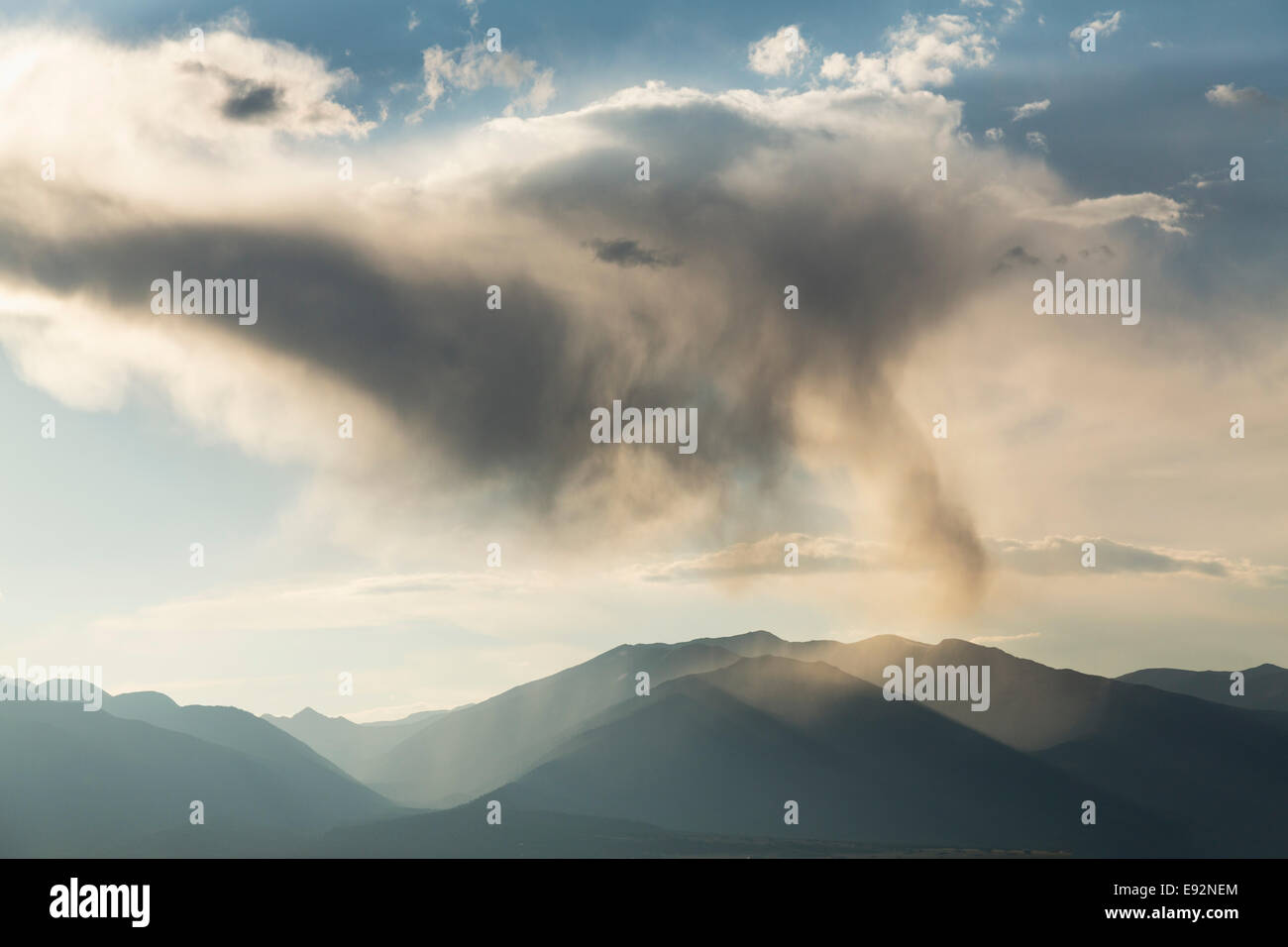 Avec nuage de pluie pluie sur la tuyère les montagnes du Colorado, USA Banque D'Images