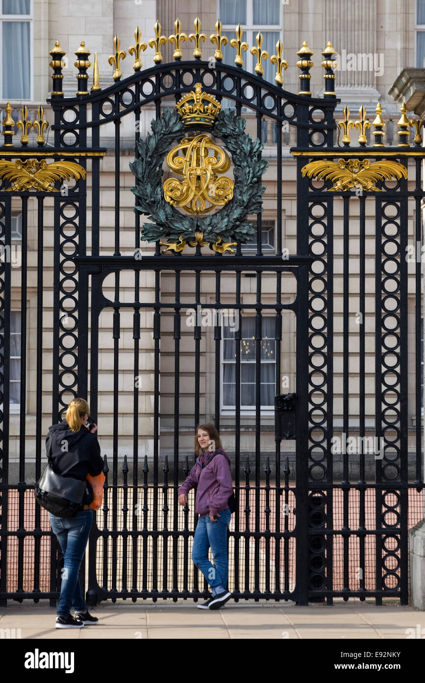 Les touristes de prendre des photos à l'extérieur de la résidence de la Reine d'Angleterre,le palais de Buckingham Banque D'Images