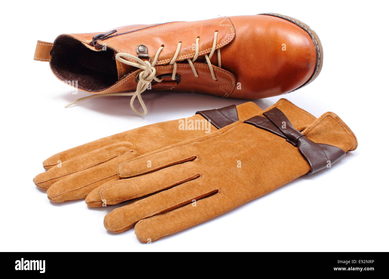 Paire de gants cuir daim pour femme en cuir chaussures de femme renversée  et isolé sur fond blanc Photo Stock - Alamy