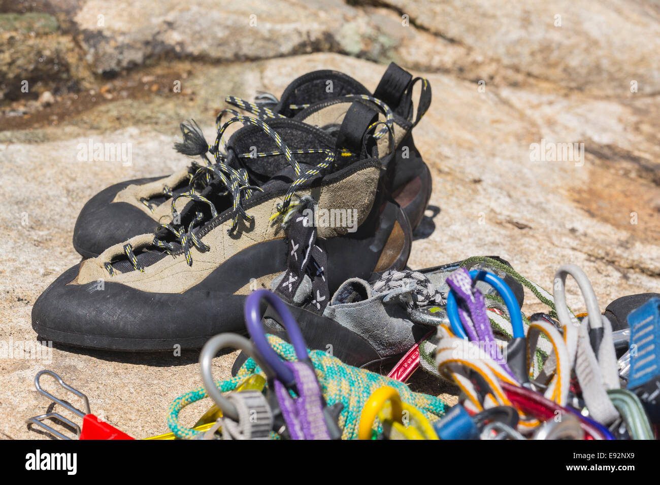 Close up rock chaussures d'escalade, cordes et mousquetons avant de monter Banque D'Images