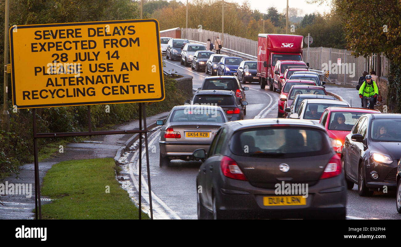 15-10-2014 L'heure de pointe après les modifications apportées à la route pour Kennington rond-point et fermeture de fin d'Abingdon Road Traffic files sur Vieux Abingdon Road passé Redbridge centre de recyclage. Trafic Catchline : Longueur : vivre copie pic : Alex Wynick Pic : Damian H Banque D'Images