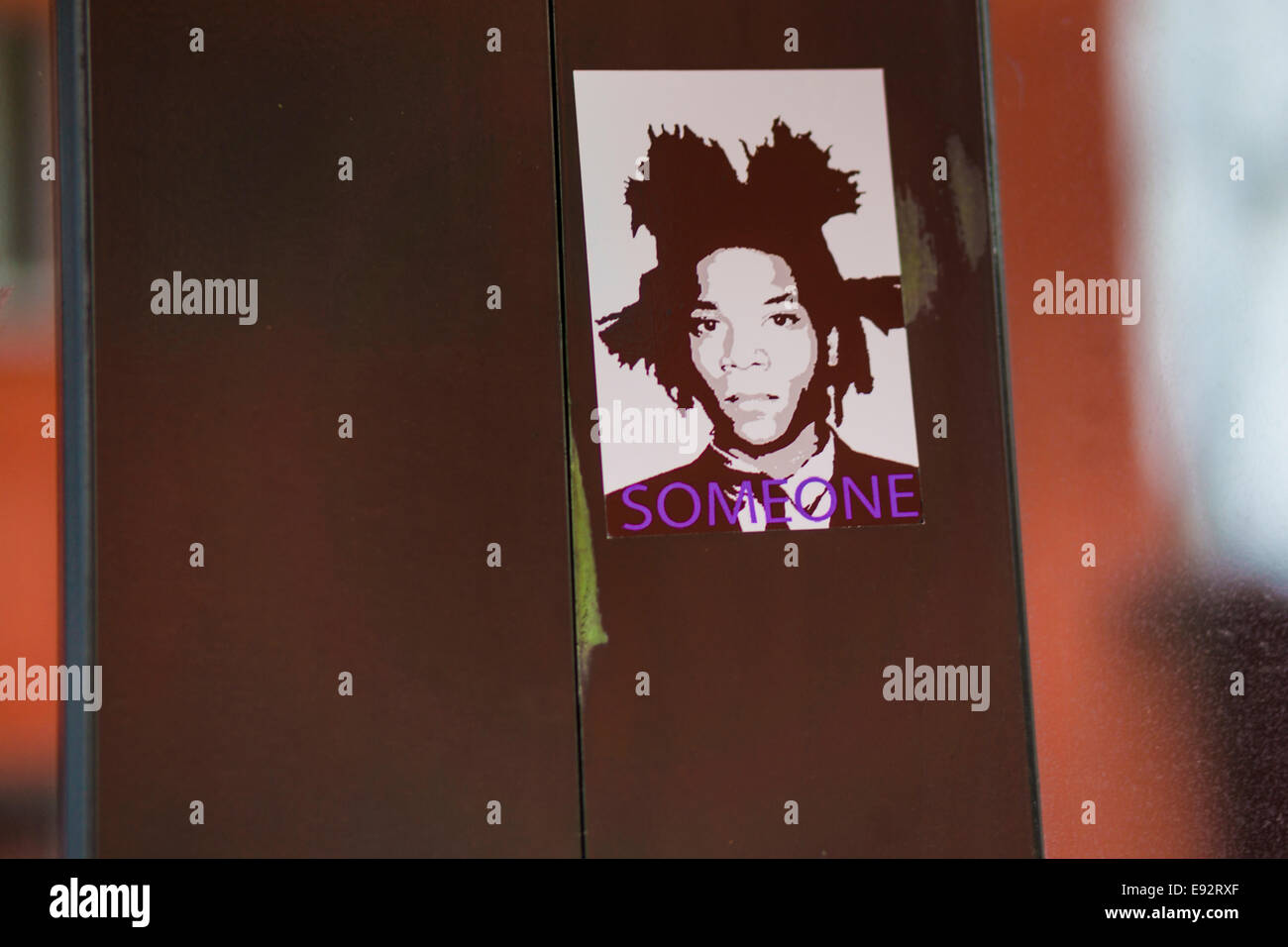 Sticker montrant un portrait de l'artiste jean-michel basquiat avec la mention  quelqu'un-, Stuttgart, baden-Württemberg, Allemagne Banque D'Images