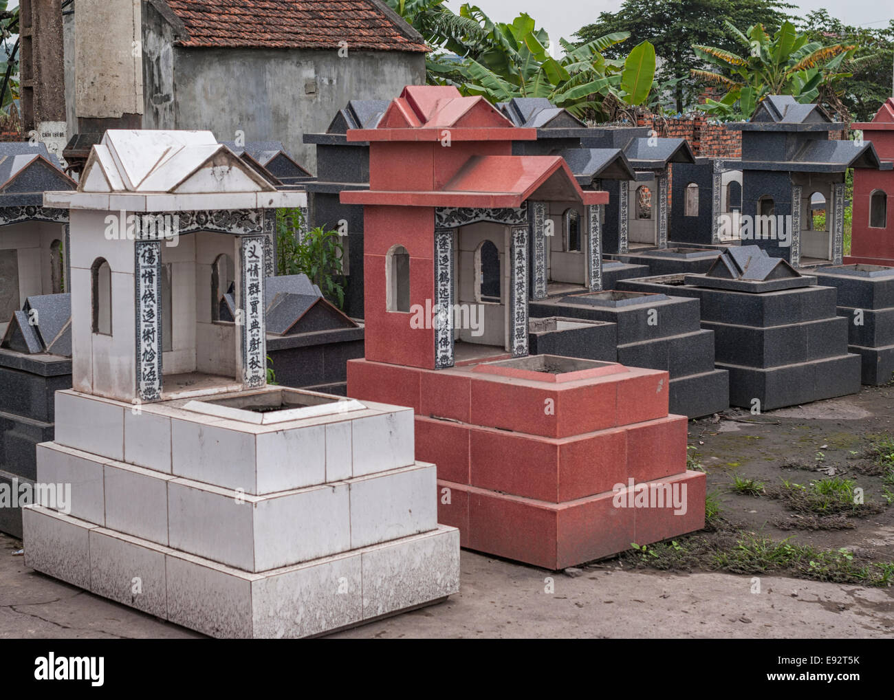 Vietnam Delta du Fleuve Rouge : l'affichage à l'shop de tombes pour la vente. Banque D'Images