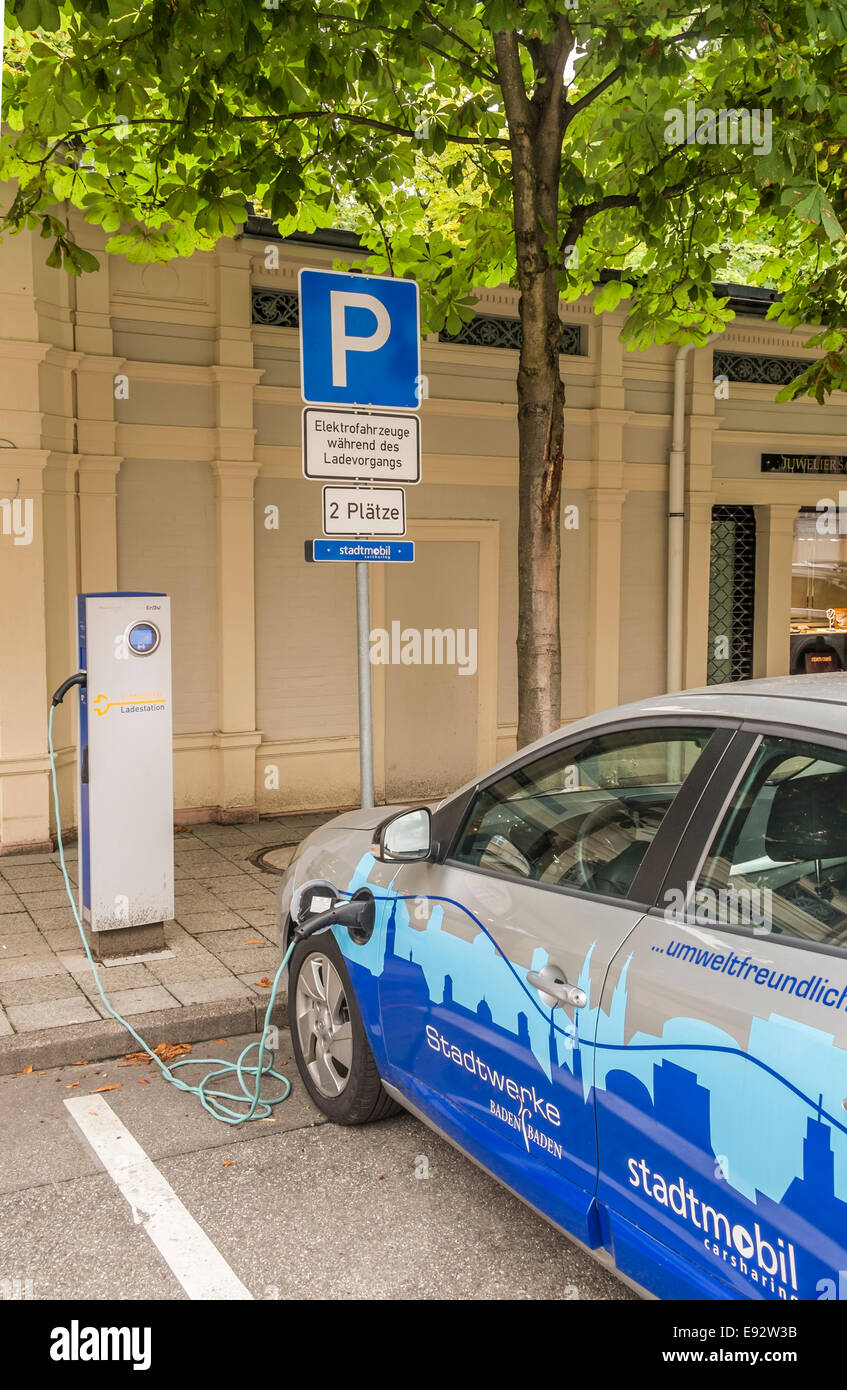 Un véhicule électrique de l'auto-partage local enterprise __ stadtmobil est facturé à une station de charge, baden-baden Banque D'Images
